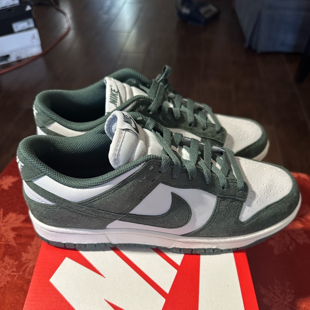 These are brand new women’s Nike dunk low dead stock. I have multiple sizes!